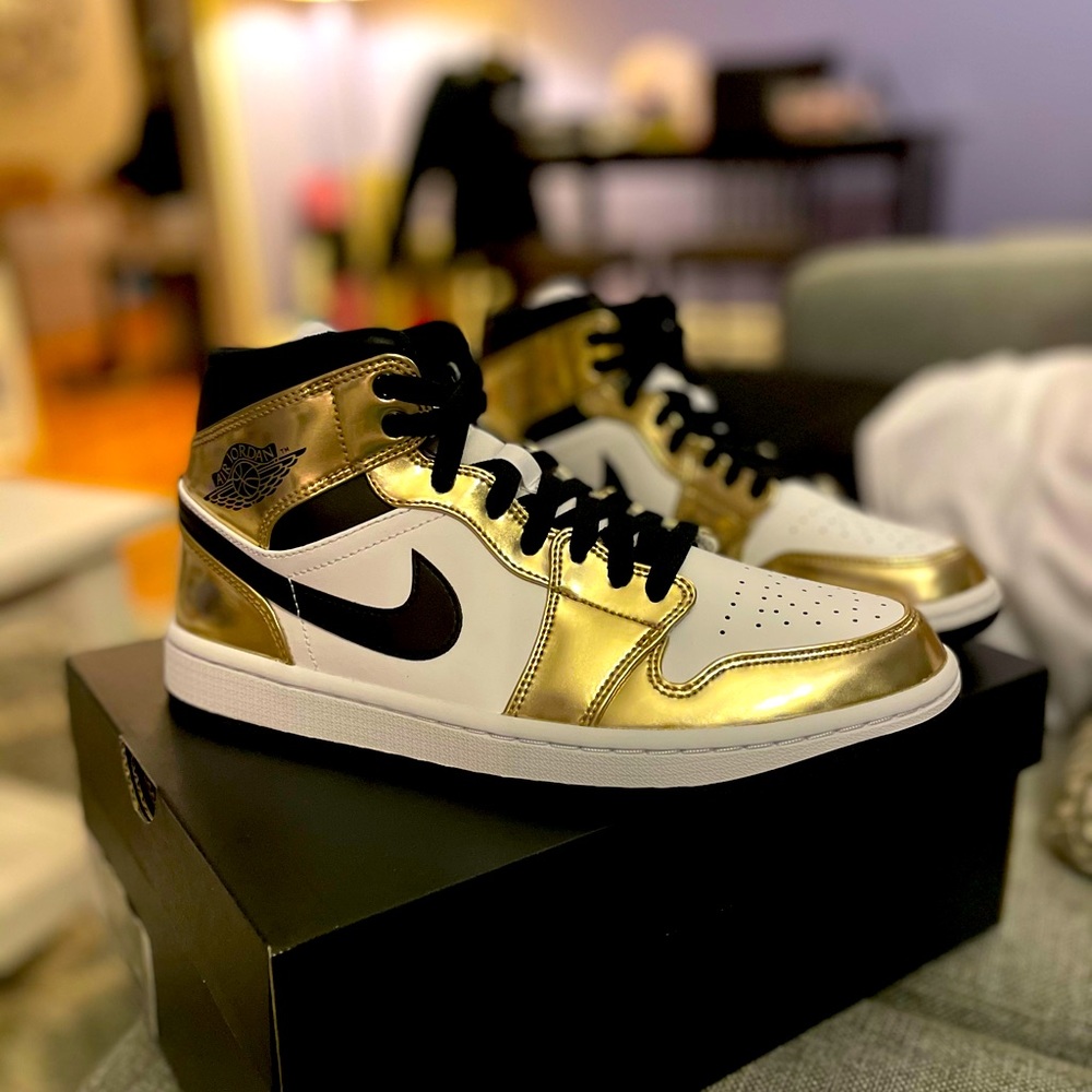 🔥 Jordan 1 Mid SE Metallic Gold Size 7.5 🔥